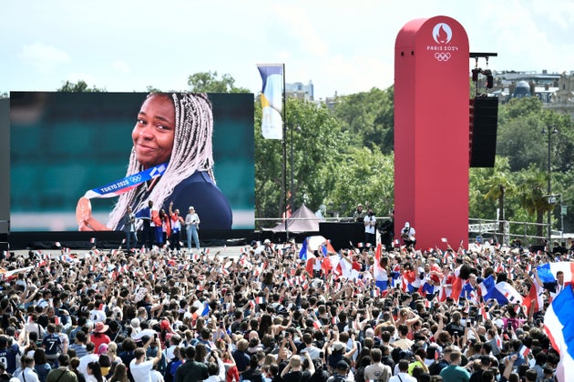 Le public français à la fan zone du Trocadéro lors de la médaille de bronze de Romane Dicko au judo +78kg femmes, le 8 août 2021 à Paris.