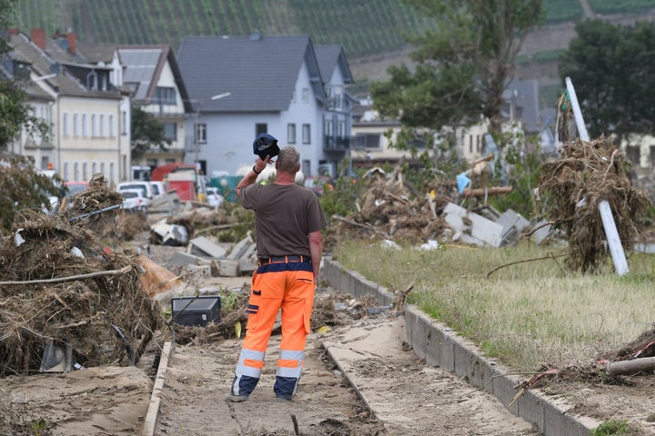 Un hombre mira los destrozos tras las inundaciones en el oeste de Alemania, el 22 de julio de 2021.