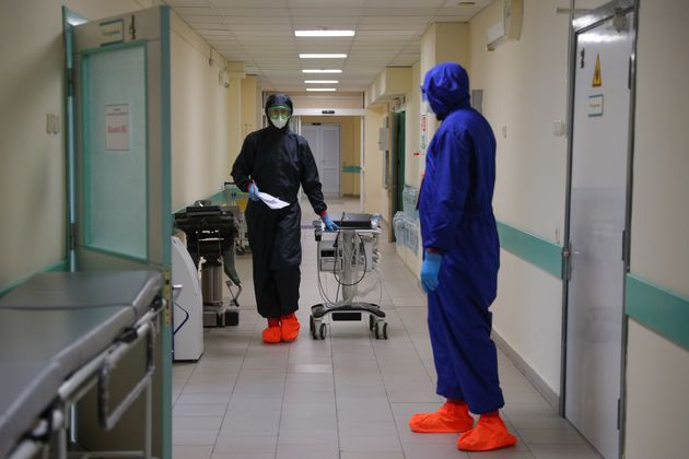 La rupture d'un tuyau d'oxygène fait 9 morts dans un service Covid en Russie (Photo prétexte prise dans le service Covid d'un hôpital russe le 22 juillet 2021 par Erik Romanenko\TASS via Getty Images)