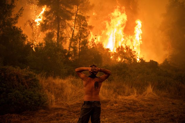 Un hombre observa el incendio en la isla griega de