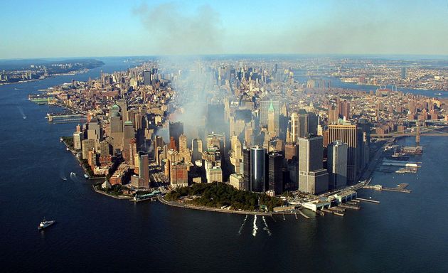 De la fumée s'élevant du World Trade Center détruit, à New York, le 15 septembre 2001.