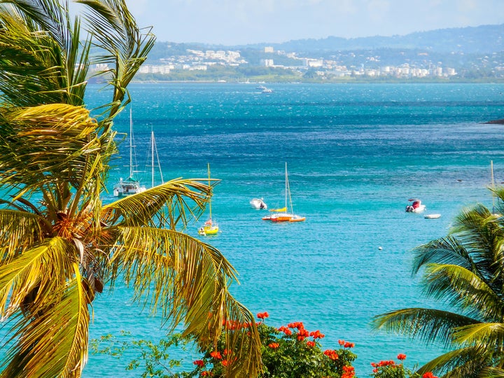 In March 2015, tourits were enjoying a sunny day at the Beach of l'Anse à l'âne in Martinique.