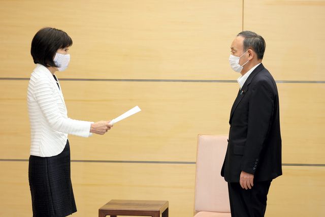 人事院の川本裕子総裁（左）から勧告書を受け取る菅義偉首相=2021年8月10日午前10時47分、首相官邸、上田幸一撮影
