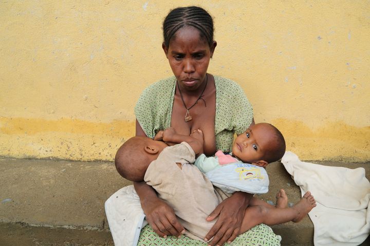 H Τσέγκι Κιντάι, 34ετών, μεγαλώνει μόνη της πλέον πέντε παιδιά. Θηλάζει το ένα από τα δίδυμά της, Μεμπριχιντ, που υποφέρει από οξύ υποσιτισμό, και τον Αμανουέλ Χίντσα τον κρατά επίσης αγκαλιά. Τιγκράι 11 Ιουλίου 2021