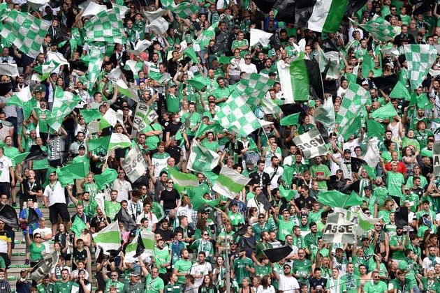 Des supporters de Saint-Etienne au stade Geoffroy Guichard, le 8 août 2021