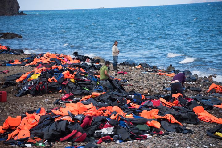 Λέσβος, 25 Οκτωβρίου 2015. Σωσίβια και ξεφούσκωστες πλαστικές βάρκες, με τις οποίες κατέφταναν και καταφθάνουν οι παράνομοι μετανάστες