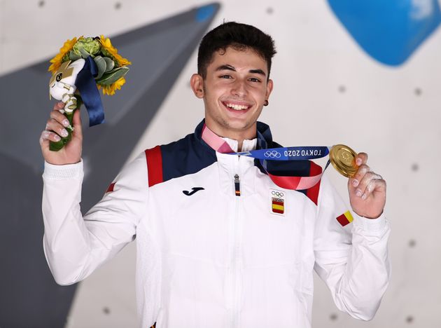 Alberto Ginés luce su oro en el podio de los Juegos Olímpicos de