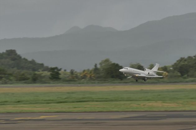 En Martinique, alors que des moyens médicaux et des soignants arrivent de l'Hexagone, les touristes sont invités à quitter l'île du fait de la recrudescence de l'épidémie de covid-19.