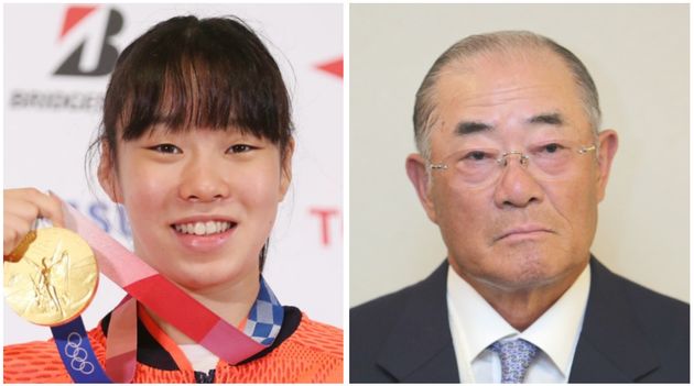 東京五輪の金メダルを掲げる入江聖奈選手（左）と張本勲氏