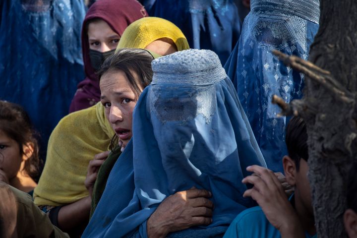 Αφγανές που έχουν καταφύγει στην πρωτεύουσα Καμπούλ ελπίζοντας να γλυτώσουν από τους Ταλιμπάν που επελαύνουν, περιμένουν να τους διανεμηθεί τροφή και νερό (10 Αυγούστου, 2021)