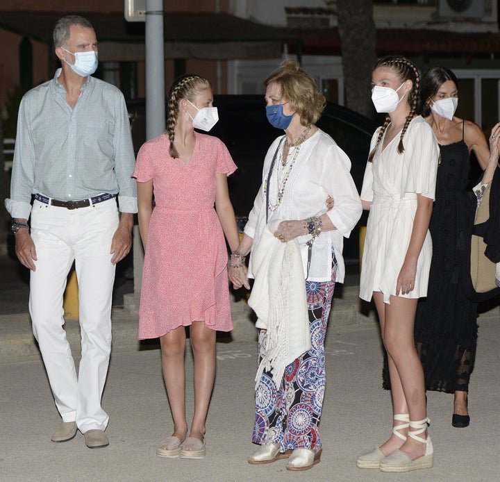 Felipe VI, la reina Sofia, la princesa Leonor y la infanta Sofía por las calles de Palma.