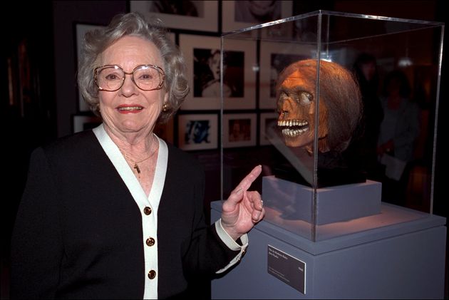 Patricia Hitchcock inaugure l'exposition Alfred Hitchcock à Paris, le 6 mai 2001. 