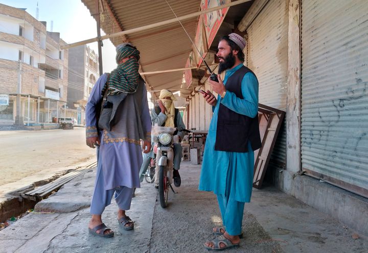 Μαχητές Ταλιμπάν περιπολούν μέσα στην πόλη Φαράχ, πρωτεύουσα της επαρχίας Φαράχ, νοτιοδυτικά της Καμπούλη. 11 Αυγούστου 2021.(AP Photo/Mohammad Asif Khan)