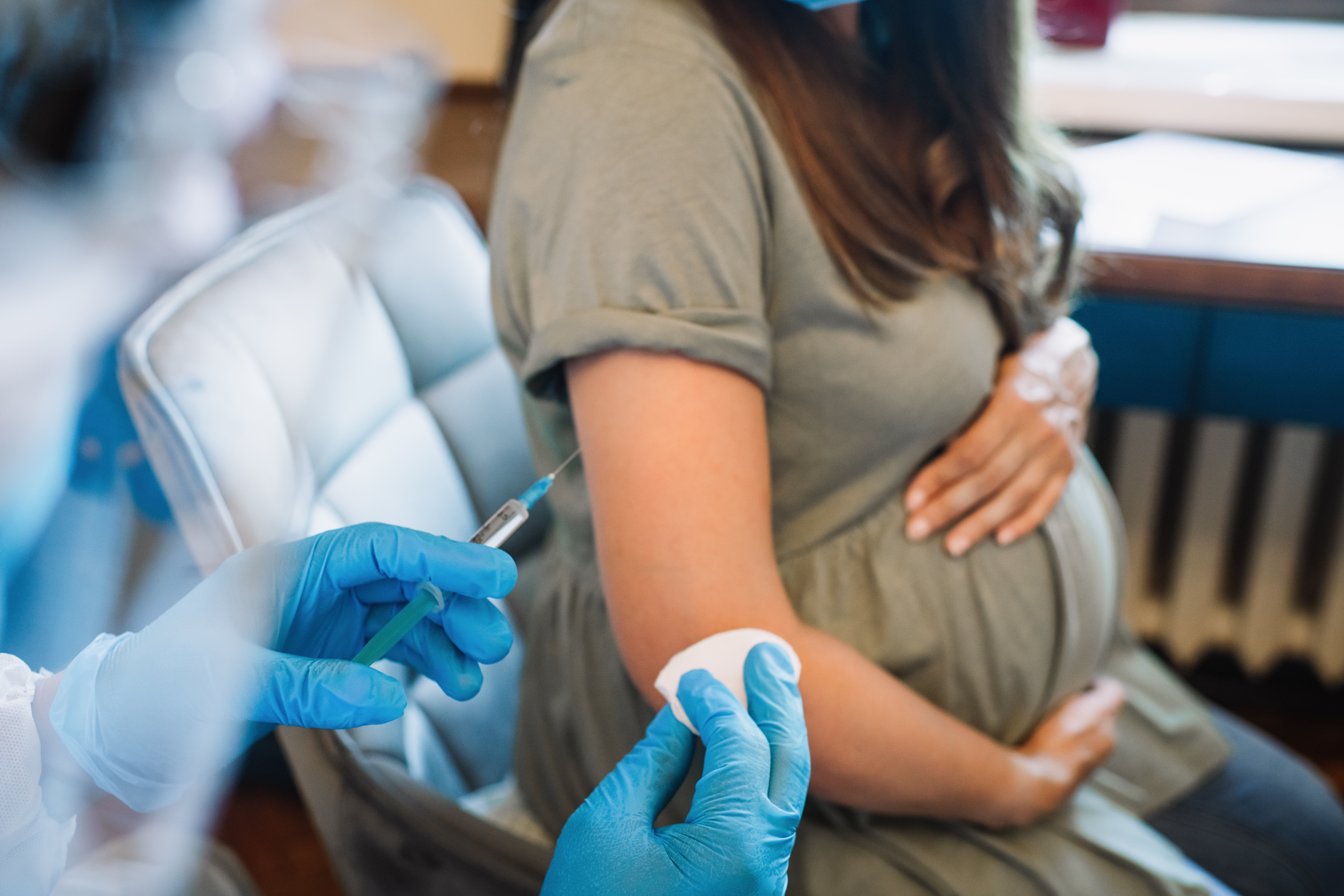 Можно делать прививку при беременности. Vaccine Covid-19. Вакцинация беременных. Беременные женщины вакцинация. Прививки беременным.