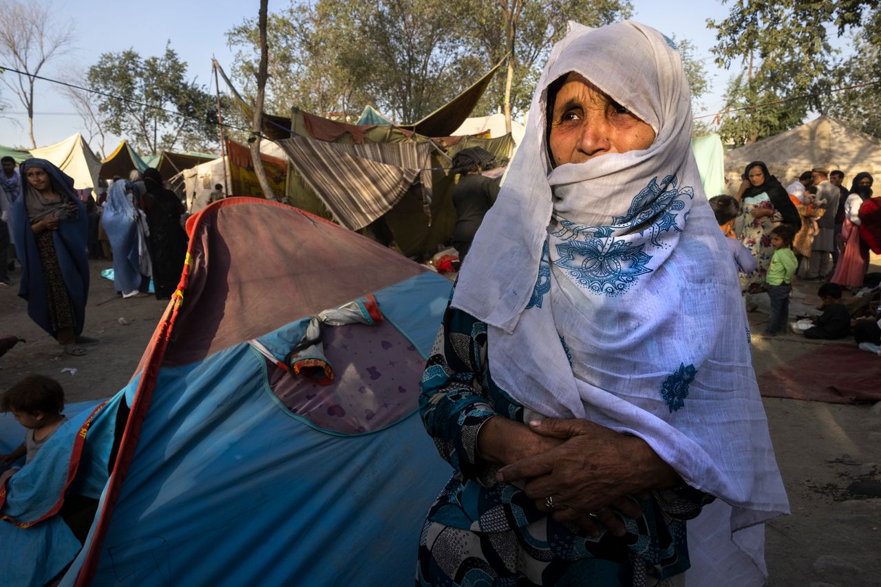 Displaced Afghans fleeing as Taliban makes gain