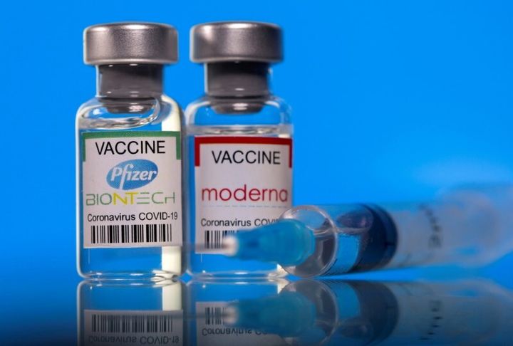 Φιαλίδια με εμβόλια Pfizer-BioNTech και Moderna (COVID-19) σε φωτογραφία αρχείου. 19 Μαρτίου 2021. REUTERS/Dado Ruvic/Illustration/File Photo
