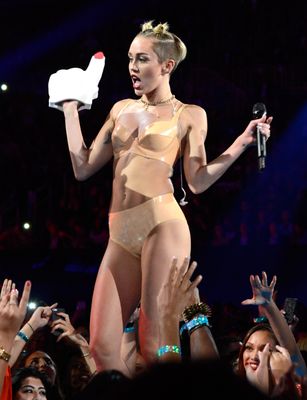 307px x 400px - Miley Cyrus recibe oferta de $1 millÃ³n para dirigir una pelÃ­cula porno |  HuffPost Voices