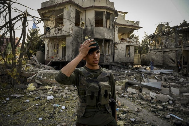 Un soldat afghan se tient devient le site d'une explosion à Kaboul, le 4 août 2021