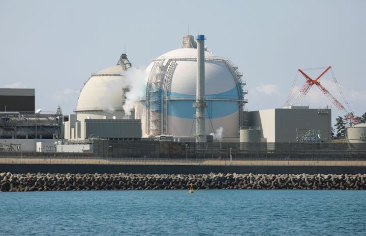 九州電力が2018年3月に再稼働させた佐賀県玄海町の玄海原子力発電所３号機（中央）
