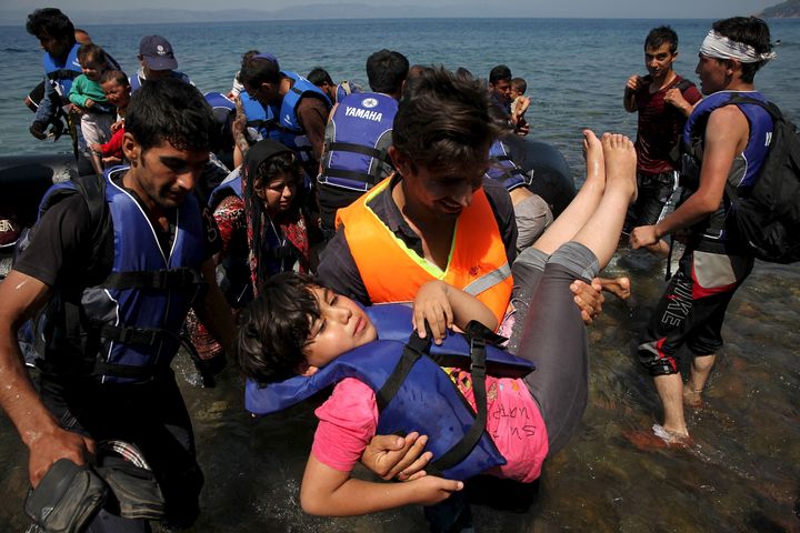Αφγανοί μετανάστες φτάνουν στη Λέσβο διασχίζοντας το Αιγαίο πέλαγος από την Τουρκία (6/8/2015).