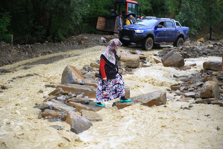 Oι τουρκικές αρχές αναζητούν μία 85χρόνη γυναίκα που αγνοείται, μετά τις κατακλυσμιαίες βροχές.