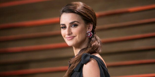 Penelope Cruz arrives at the 2014 Vanity Fair Oscar Party on March 2, 2014 in West Hollywood, California. AFP PHOTO/ADRIAN SANCHEZ-GONZALEZ (Photo credit should read ADRIAN SANCHEZ-GONZALEZ/AFP/Getty Images)