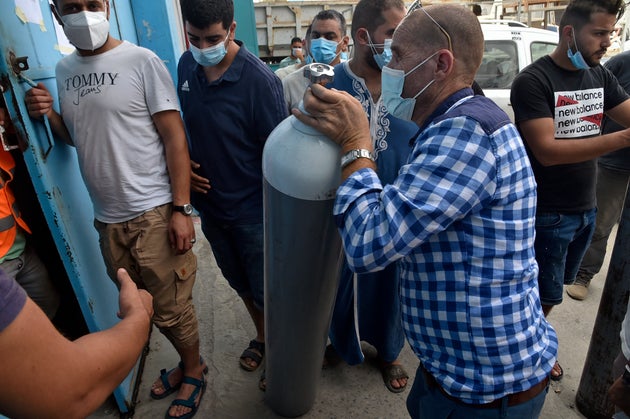 Face à une nouvelle vague de l'épidémie de covid-19, l'Algérie subit notamment un grave manque d'oxygène pour soigner les malades.