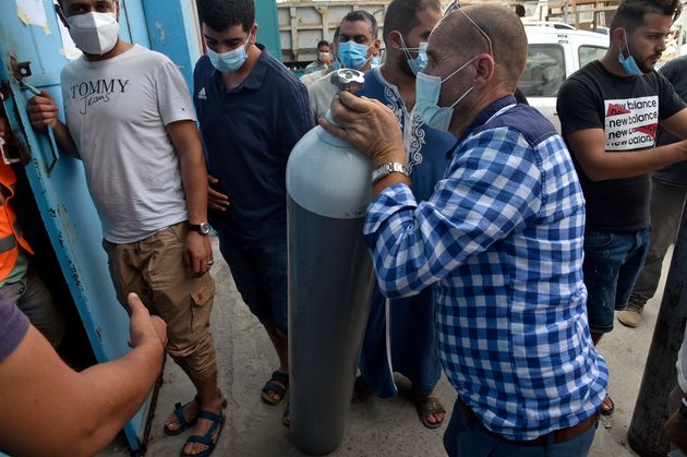 Face à une nouvelle vague de l'épidémie de covid-19, l'Algérie subit notamment un grave manque d'oxygène pour soigner les malades.