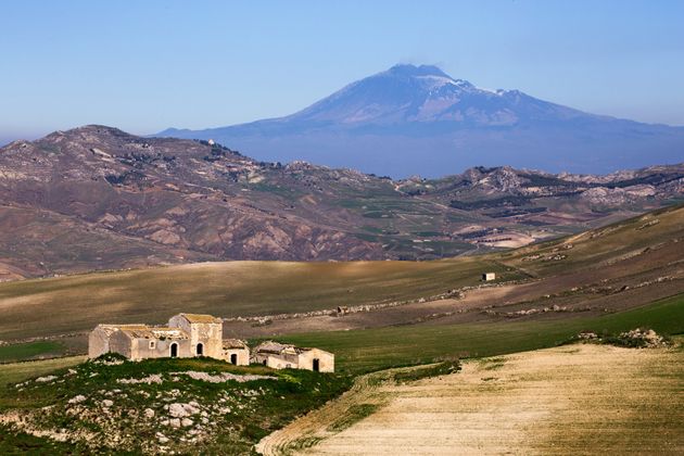 Campagne près du village de Catenanuova, volcan Etna en arrière-plan, province d'Enna, Sicile, Italie, Europe.