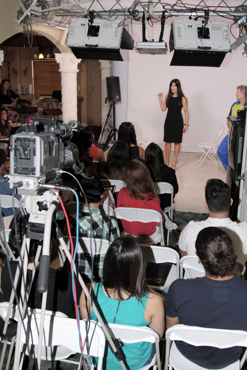 Adriana Cataño dando clases en su seminario