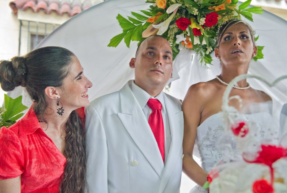 Cuban groom Ignacio Estrada (C) and his