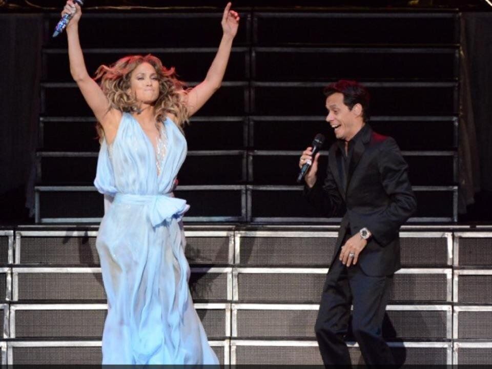 Jennifer Lopez bailó y saltó mientras Marc cantaba