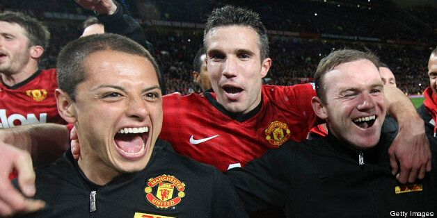 MANCHESTER, ENGLAND - APRIL 22: Javier 'Chicharito' Hernandez, Robin van Persie, Wayne Rooney and Rio Ferdinand of Manchester United celebrates on the pitch after the Barclays Premier League match between Manchester United and Aston Villa at Old Trafford on April 22, 2013 in Manchester, England. (Photo by John Peters/Man Utd via Getty Images)