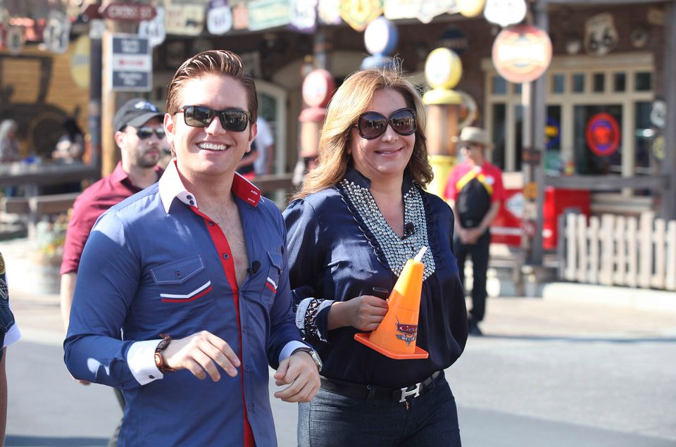 Jessica Maldonado junto a El Dasa paseando por Disneylandia