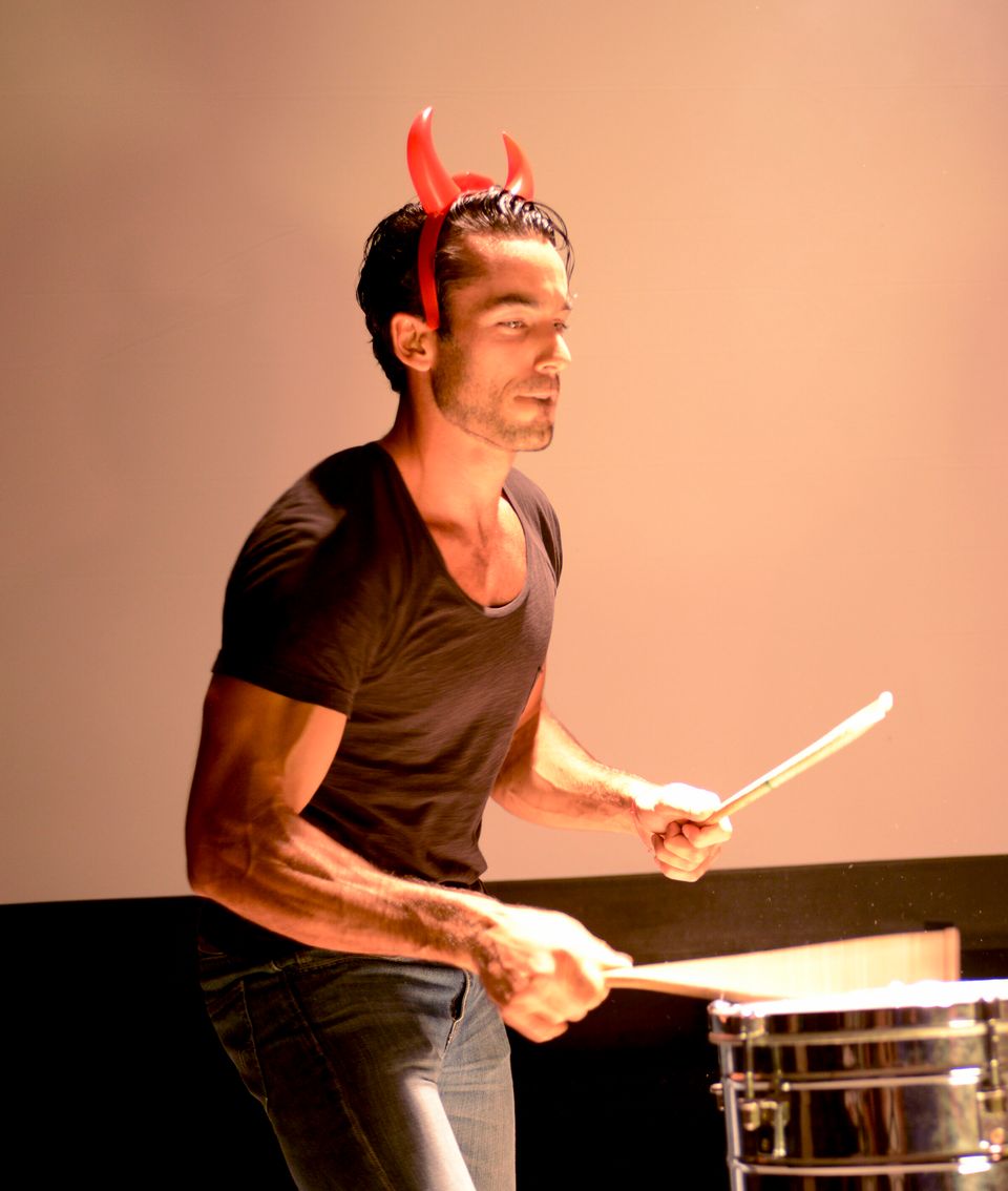 Aarón Díaz sorprendió tocando la batería