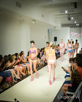 Modelos embarazadas lucen ropa interior en la Lingerie Fashion