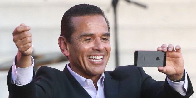 LOS ANGELES, CA - JUNE 07: Los Angeles Mayor Antonio Villaraigosa takes pictures with his camera during President Bill Clinton Pays Tribute to Mayor Antonio Villaraigosa at Celebrate LA! on June 7, 2013 in Los Angeles, California. (Photo by Frederick M. Brown/Getty Images)