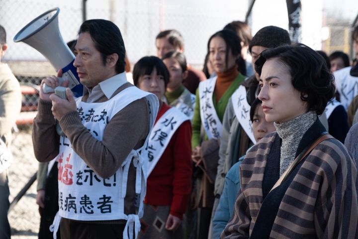 美波さん（右）がアイリーンさんを演じた。左はヤマザキ・ミツオ役の真田広之さん