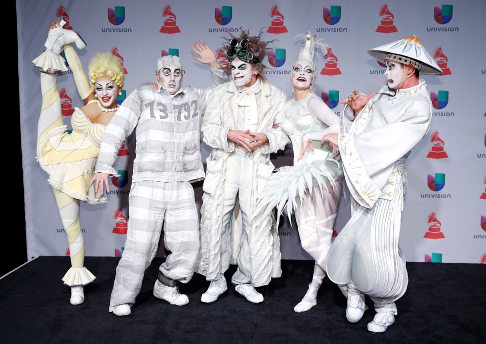 Alfombra verde de Latin Grammy bajo la lluvia los chismes de los