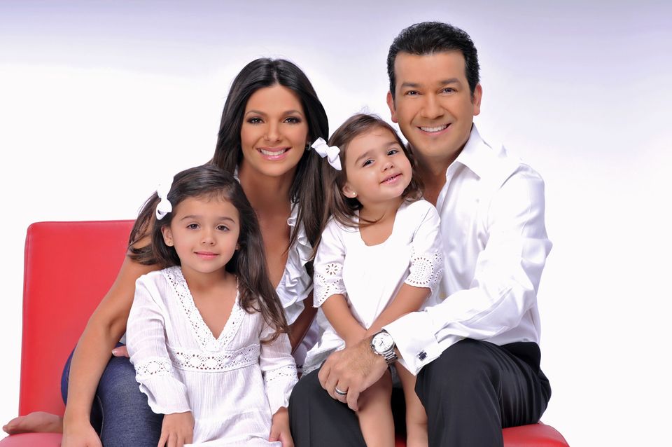 Bárbara con su esposo Mario Andrés y sus hijas Mía Andrea y Camila Andrea