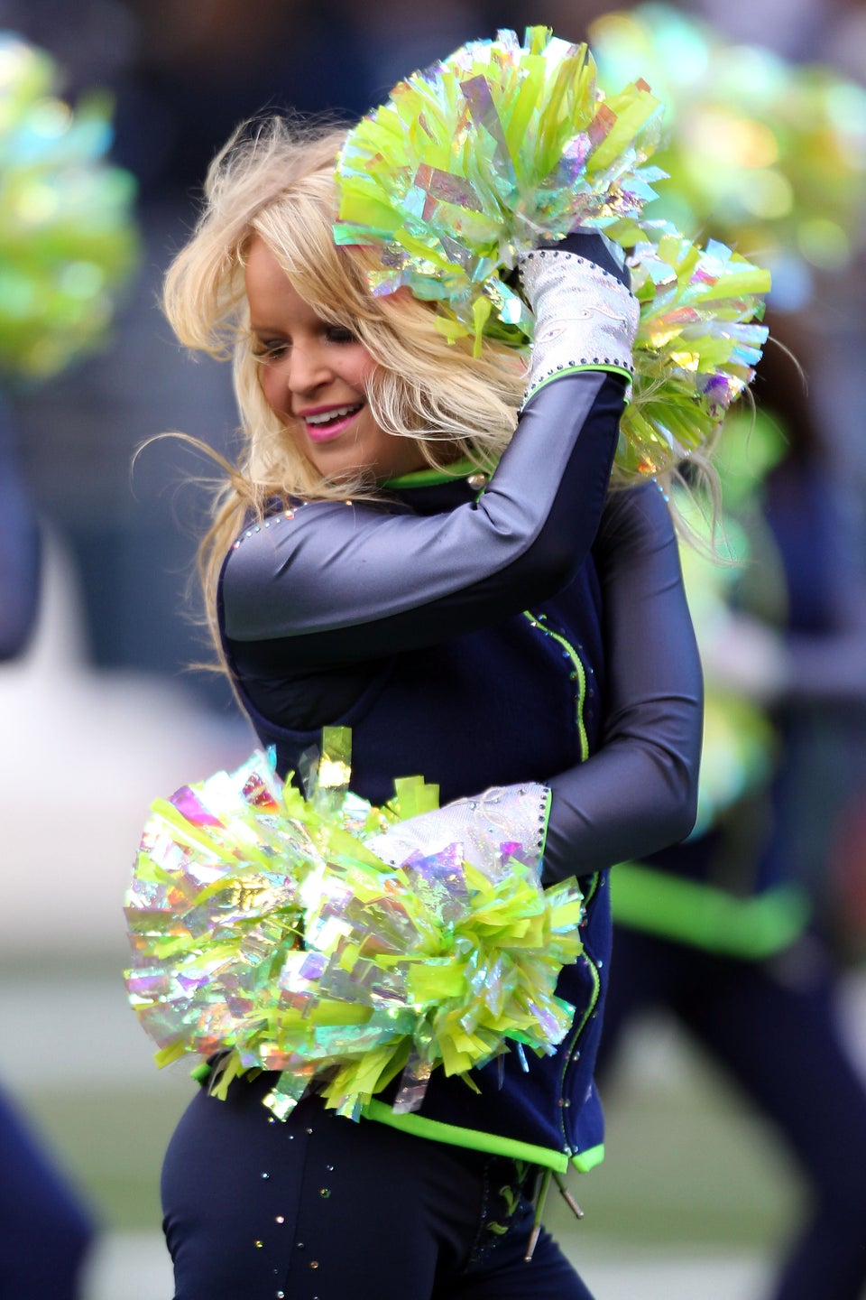 How To Make Cheer Leading Pom Poms - Seahawks colors 