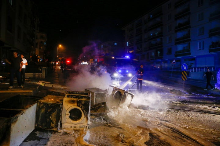 Πυροσβέστης σβήνει φωτιές σε καμμένο κατάστημα Σύρου πρόσφυγα στην Αγκυρα (11/8/2021)