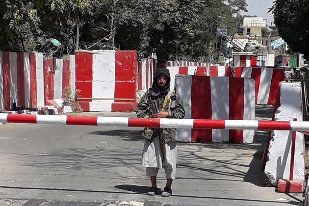 Un taliban garde l'entrée du quartier général de la police à Ghazni le 12 août 2021 après la prise de la ville. Par AFP)