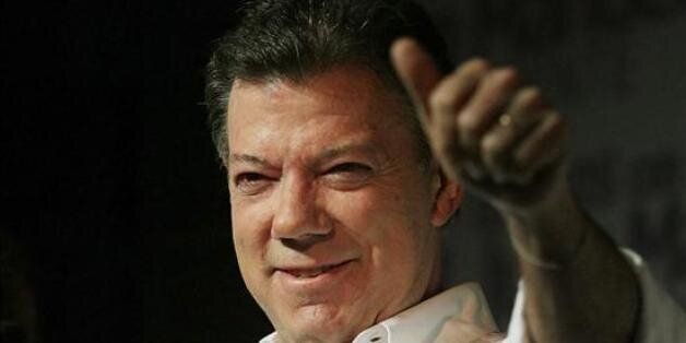 El candidato presidencial por el Partido de la U, Juan Manuel Santos, saluda a sus seguidores este domingo 30 de mayo de 2010, en el evento en que celebrÃ³ su triunfo en la primera vuelta, en su sede de campaÃ±a en BogotÃ¡ (Colombia). Santos, con el 46,57% de los votos, se quedÃ³ a un paso de la mayorÃa absoluta, por lo que se disputarÃ¡ la Presidencia de Colombia en una segunda vuelta con Antanas Mockus, quien logrÃ³ el 21,48%. EFE