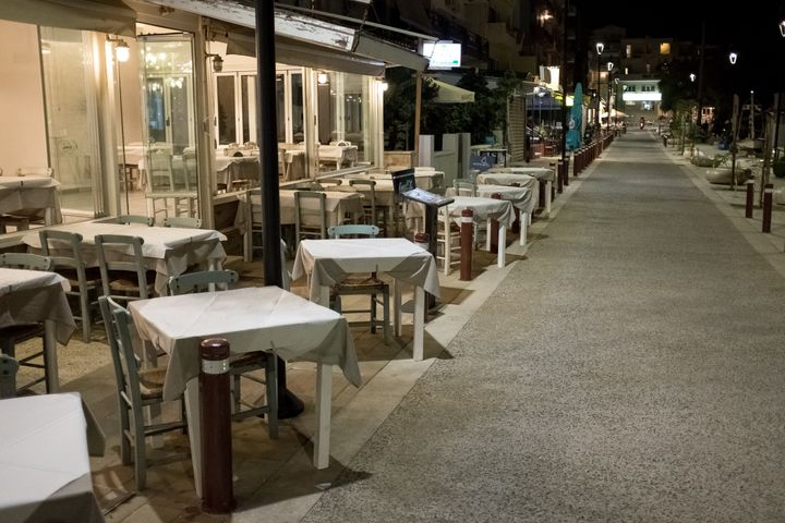 Κλειστό εστιατόριο στη Νέα Χώρα Χανίων 10/8/2021 .Photo by Nikolas Kokovlis/NurPhoto via Getty Images)