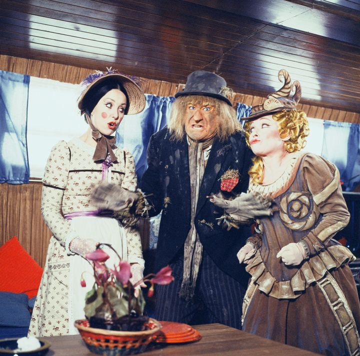 Una Stubbs (L) as Aunt Sally with Jon Pertwee as Worzel and Barbara Windsor as Saucy Nancy seen here shooting a scene for the Southern Television childrens series Worzel Gummidge. 21st October 1980. (Photo by Tony Smith/Mirrorpix/Getty Images)