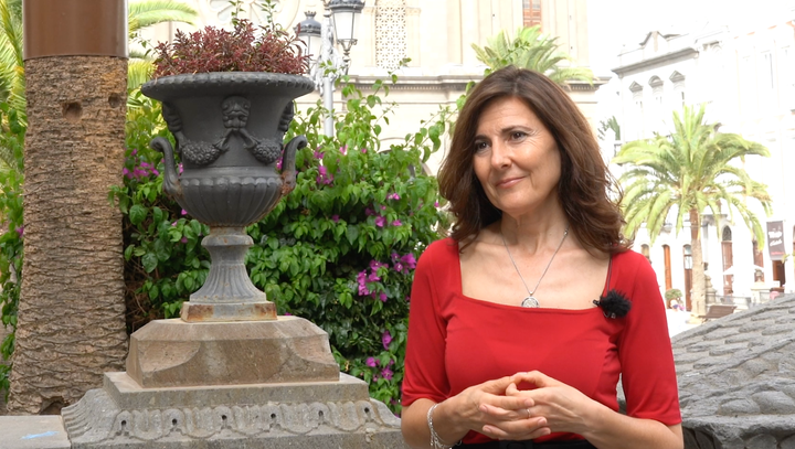 Mayte Uceda, autora de 'El guardián de la marea', en la plaza de Santa Ana de Las Palmas.