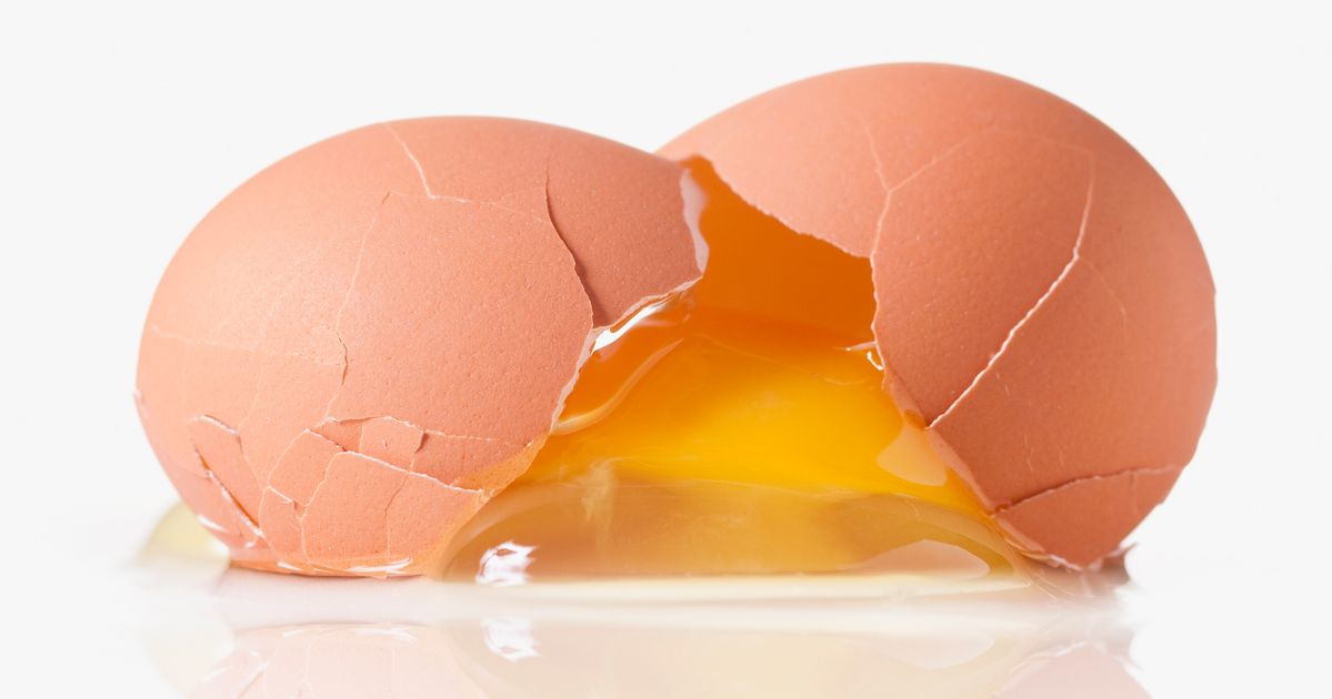 19 Relatable Tweets About The Struggle Of Cracking Eggs Huffpost Life