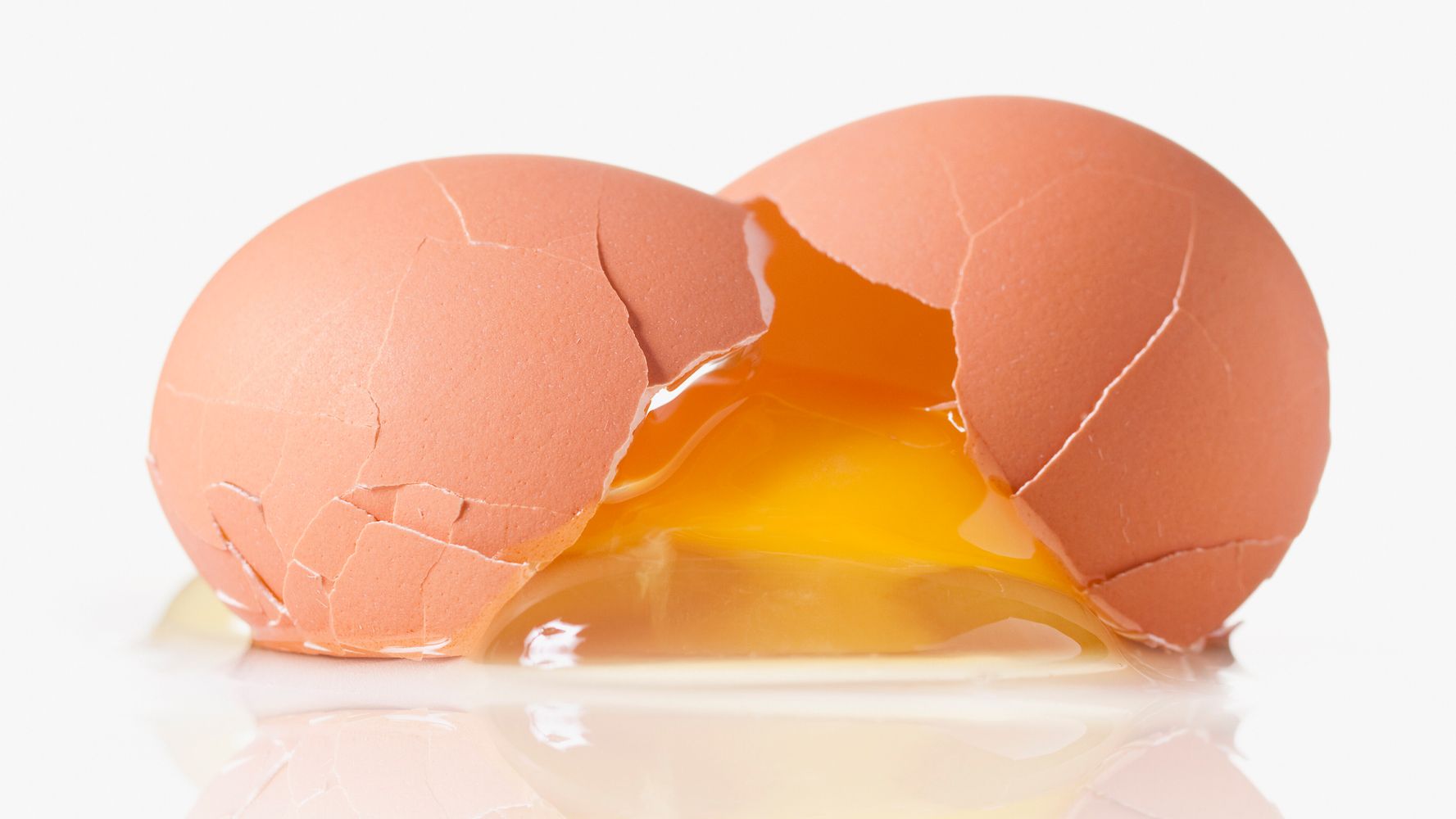 19 Relatable Tweets About The Struggle Of Cracking Eggs