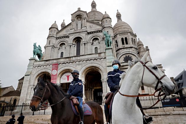 Dans le contexte du meurtre du père Olivier Maire en Vendée, Gérald Darmanin a demandé à ce que la sécurité soit renforcée devant les édifices religieux à l'occasion de l'Assomption (photo d'archive prise en novembre dernier, à l'occasion de la Toussaint, devant la basilique du Sacré Cœur, à Paris).